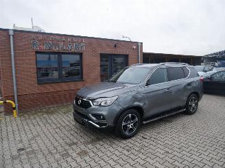 damaged passenger cars Ssang yong Rexton 2.2 4x4 7 persoons 2019/2
