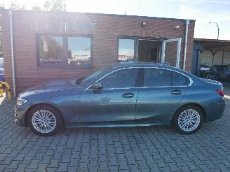 Damaged car BMW 3-serie 320 D LUXURY LINE LEDER LED HUD 2020/6