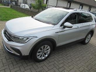 Avarii autoturisme Volkswagen Tiguan 1.5TSI 150pk DSG Aut. Climatronic Leer Navi Camera Pano/Schuifdak Stoel/Stuur Verwarming  Elec.Achterklep 2022/9