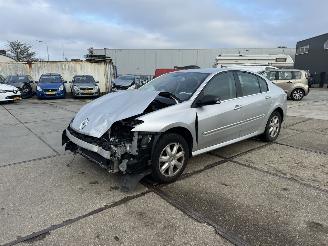 damaged passenger cars Renault Laguna 2.0 16v 2010/2