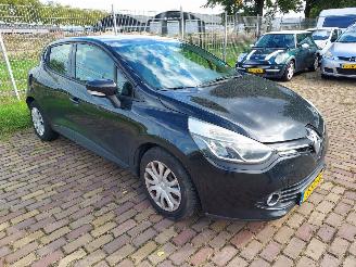 krockskadad bil auto Renault Clio 1.5 DCI Eco Night and Day Nieuwe apk 2014/8