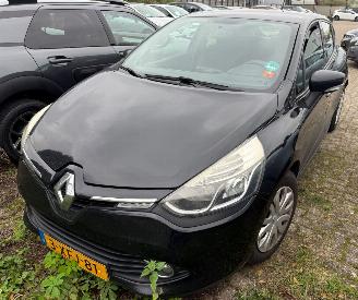 skadebil auto Renault Clio 1.5 DCI Eco Night and Day Nieuwe apk 2014/8