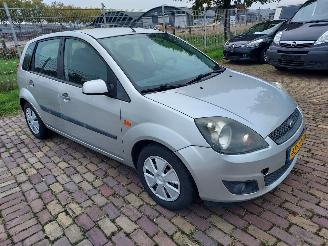 skadebil auto Ford Fiesta 5 deurs + Apk 2006/4