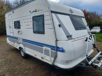 krockskadad bil caravan Hobby  440 SFE  Voortent+ Frans bed 1998/9