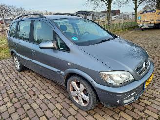 Vaurioauto  passenger cars Opel Zafira 7 persoons + Automaat 2004/3
