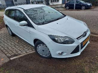 Vaurioauto  passenger cars Ford Focus 1.6 TDCI + Apk 2013/12