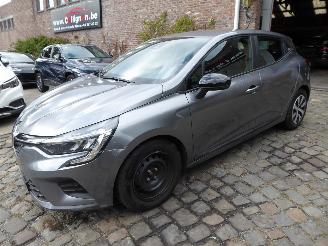 damaged passenger cars Renault Clio Equilibre 2023/8