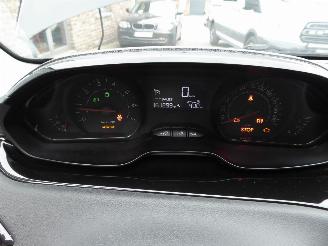 Peugeot 208  picture 16