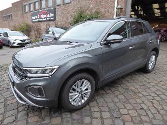 Schadeauto Volkswagen T-Roc Life 2023/2