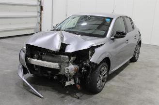 damaged passenger cars Peugeot 208  2023/8