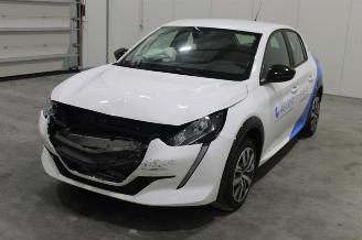 Damaged car Peugeot 208  2023/10
