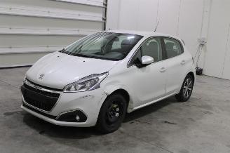 Damaged car Peugeot 208  2019/12