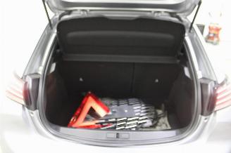 Peugeot 208  picture 19