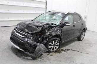 krockskadad bil auto Kia Stonic  2021/2