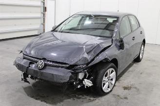 uszkodzony samochody osobowe Volkswagen Golf  2024/5