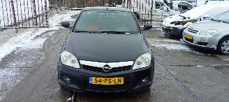 krockskadad bil auto Opel Tigra  2004/10