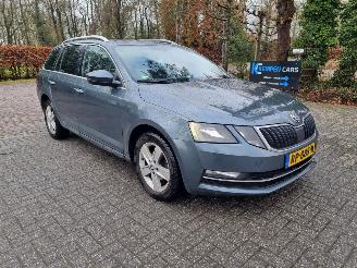 damaged passenger cars Skoda Octavia 1.6 TDI Navi Stoelverw. 2017/6