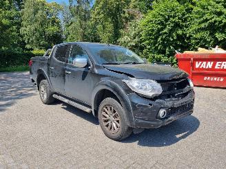 Voiture accidenté Mitsubishi L-200 2.4 DI-D Aut Double Cab 2016/5