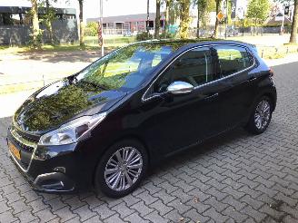 damaged passenger cars Peugeot 208 1.2 puretech blue lease executive met lichte schade weinig km 2017/7