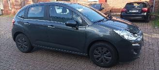 Damaged car Citroën C3 Bj:06-2016 1.2-12v benzine 82pk Airco Led-verlichting CruiseControl Leren-Stuurwiel Mistlampen Chroom design Radio met kleuren Display Apple CarPlay MirrorLink 2016/6