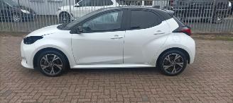 skadebil auto Toyota Yaris Hybrid Black& White Team Full-Led Climatecontrol CruiseControl Stoelverwarming Dab Apple CarPlay Achteruitrijcamera automatische dimmende binnenspiegel Stuurwiel met verwarming  Privacyglas Keyless entry 2024/11