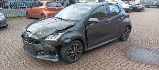 Vaurioauto  passenger cars Toyota Yaris 1.5-Hybrid Full-Led Navi Climatecontrol CruiseControl Stoelverwarming Lichtautomaat Achteruitrijcamera Keyless entry armsteun 2020/12