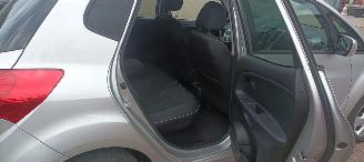 Kia Venga Bj: 8-2013 1.6-DOHC Automaat Dream Team Stoelverwarming Lichtautomaat Privacyglas Climatecontrol 4xElek ramen Elektrische-spiegels met inklap stand Parkeersensoren achter Trekhaak Mistlampen 16-inch Kia velgen Keyless entry picture 9