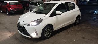 Avarii autoturisme Toyota Yaris Facelift model Edition 1.5VVTI-E Airconditioning stoelverwarming Multicolor Display Met Navi voorbereiding Achteruitrijcamera Regensensor Licht assistent Drivelane assistent Leren multi stuurwiel Mistlampen 15-inch Toyota velgen 2017/10