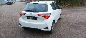 Toyota Yaris Facelift model Edition 1.5VVTI-E Airconditioning stoelverwarming Multicolor Display Met Navi voorbereiding Achteruitrijcamera Regensensor Licht assistent Drivelane assistent Leren multi stuurwiel Mistlampen 15-inch Toyota velgen picture 7