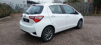 Toyota Yaris Facelift model Edition 1.5VVTI-E Airconditioning stoelverwarming Multicolor Display Met Navi voorbereiding Achteruitrijcamera Regensensor Licht assistent Drivelane assistent Leren multi stuurwiel Mistlampen 15-inch Toyota velgen picture 8