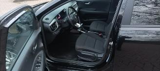 Kia Rio 1.4-DOHC Automatik Navi Climatecontrol Stoelverwarming Lichtautomaat Regensensor Led-Koplampen 4xelek ramen Elektrische-spiegels met verwarming Privacyglas Achteruitrijcamera Mistlampen 16-inch Kia velgen picture 16