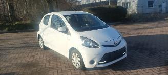 Coche accidentado Toyota Aygo Bj:09-2013 Comfort 1.0-VVT-i Navigatie Led verlichting Elektrische ramen Elektrische-spiegels centrale deurvergrendeling met afstandsbediening abs esp getinte ruiten 2013/9