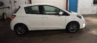 Toyota Yaris 1.5-Dual VVT-I 111pk 6-Versn Airconditioning stoelverwarming Multicolor Touchscreen Display met navi voorbereiding Achteruitrijcamera Mistlampen Toyota velgen Drivelane assistent Licht assistent picture 7