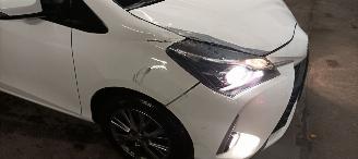 Toyota Yaris 1.5-Dual VVT-I 111pk 6-Versn Airconditioning stoelverwarming Multicolor Touchscreen Display met navi voorbereiding Achteruitrijcamera Mistlampen Toyota velgen Drivelane assistent Licht assistent picture 10