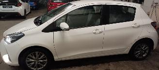 Toyota Yaris 1.5-Dual VVT-I 111pk 6-Versn Airconditioning stoelverwarming Multicolor Touchscreen Display met navi voorbereiding Achteruitrijcamera Mistlampen Toyota velgen Drivelane assistent Licht assistent picture 3