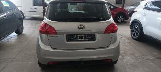 Kia Venga 1.6-16v Automatik Climatecontrol Keyless-entry Stoelverwarming Lichtautomaat Privacyglas armsteun voor en achter Trekhaak Mistlampen 16-inch Kia velgen picture 3