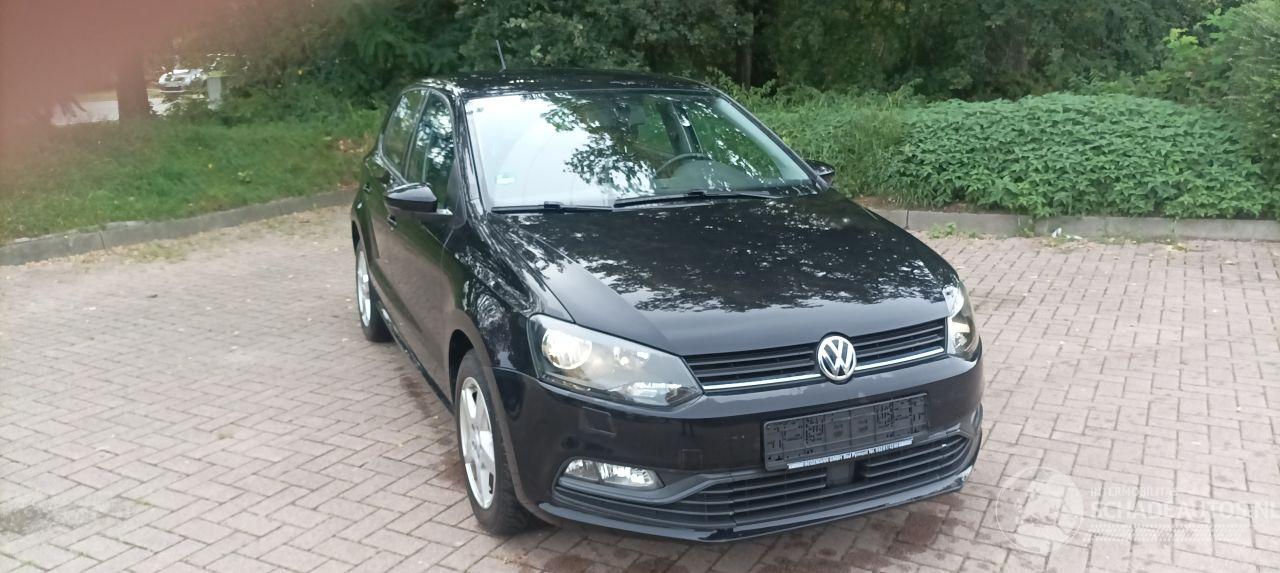 Volkswagen Polo 1.4-TDI Climatecontrol Stoelverwarming leren stuurwiel regensensor Front radar remassist Metallic lak 15 inch velgen