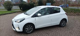 Voiture accidenté Toyota Yaris Facelift 1.5-VVT-i 111pk 6-bak Airconditioning stoelverwarming Multicolor Touchscreen Display Achteruitrijcamera Lichtautomaat Drivelane assistent leren multistuurwiel mistlampen 15 inch Toyota velgen 2017/10