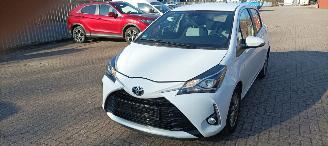 skadebil auto Toyota Yaris Bj: 10-2017 1.5-vvt-i Airconditioning stoelverwarming Multicolor display Regensensor Lichtautomaat Drivelane assistent elektrische ramen Elektrische-spiegels met verwarming Achteruitrijcamera Mistlampen 15inch velgen 2017/10