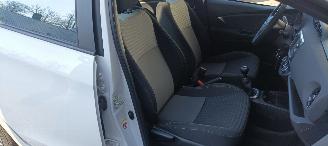 Toyota Yaris Bj: 10-2017 1.5-vvt-i Airconditioning stoelverwarming Multicolor display Regensensor Lichtautomaat Drivelane assistent elektrische ramen Elektrische-spiegels met verwarming Achteruitrijcamera Mistlampen 15inch velgen picture 25