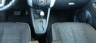 Kia Venga Bj: 8-2013 1.6 Automatik Climatecontrol Keyless-entry Stoelverwarming Lichtautomaat Privacyglas leren stuurwiel armsteun voor en achter Trekhaak Parkeersensoren mistlampen 16 inch velgen picture 11