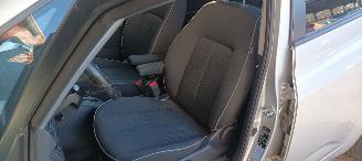 Kia Venga Bj: 8-2013 1.6 Automatik Climatecontrol Keyless-entry Stoelverwarming Lichtautomaat Privacyglas leren stuurwiel armsteun voor en achter Trekhaak Parkeersensoren mistlampen 16 inch velgen picture 8