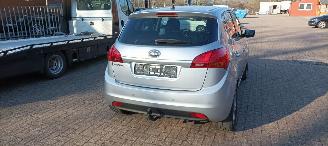 Kia Venga Bj: 8-2013 1.6 Automatik Climatecontrol Keyless-entry Stoelverwarming Lichtautomaat Privacyglas leren stuurwiel armsteun voor en achter Trekhaak Parkeersensoren mistlampen 16 inch velgen picture 4