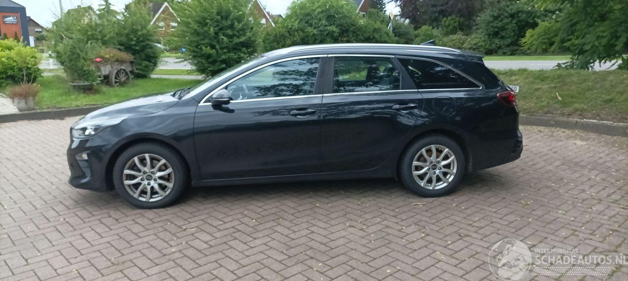 Kia Ceed 1.6-CRDI 136pk Navigatie Leder Sportstoelen Memory Full-Led koplampen Led achterlichten Climatecontrol CruiseControl Stoelverwarming Lichtautomaat Regensensor Drivelane assistent jbl Sound system blindspot Elektrische achterklep Achteruitrijcamera