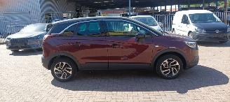 Voiture accidenté Opel Crossland Innovation uitvoering 1.2-turbo 110pk Automaat Navi Led koplampen led achterlichten leder Privacy glas stoelverwarming stuurwiel verwarming voorruit verwarming Trekhaak 16-inch hoogglans velgen Parkeersensoren voor en achter 2018/4
