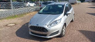 Unfallwagen Ford Fiesta 1.5-TDCI Airconditioning Led koplampen Parkeersensoren voor en achter Elektrische inklapbare buitenspiegels met verwarming en led verlichting Stoelverwarming Leren stuurwiel met radio bediening 2016/6