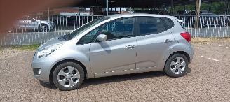 Auto incidentate Kia Venga 1.6 Automaat Keyless-entry Climatecontrol Stoelverwarming stuurwiel met radio bediening 4xElektrische ramen Elektrische inklapbare buitenspiegels met verwarming Privacy glas Parkeersensoren achter trekhaak 16-inch velgen Mistlampen armsteun voor Links en 2013/8