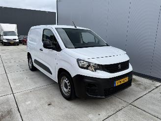 damaged passenger cars Peugeot Partner E-Partner PRO 50 kWh 136 PK 2022/3