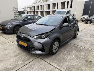 Voiture accidenté Toyota Yaris 1.5 HYBRID 141 PK-CAMERA-NAVI-PDC 2024/1