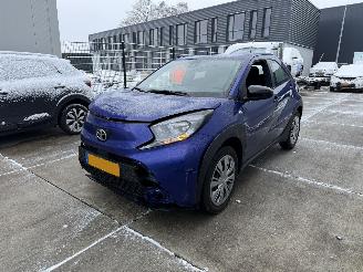 damaged passenger cars Toyota Aygo X 1.0 VVT-i MT PLAY -AIRCO-PDC 2025/9